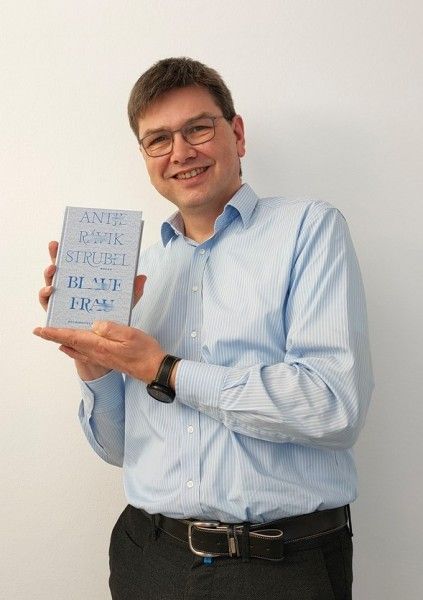 Produktionsleiter Michael Kusche mit der Büchergilde-Ausgabe von Blaue Frau