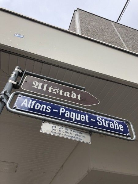 Die Alfons-Paquet-Straße in Wiesbaden, gegenüber von Paquets Geburtshaus