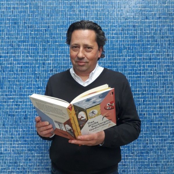 Alexander Elspas mit dem großen Büchergilde Gedichtbuch