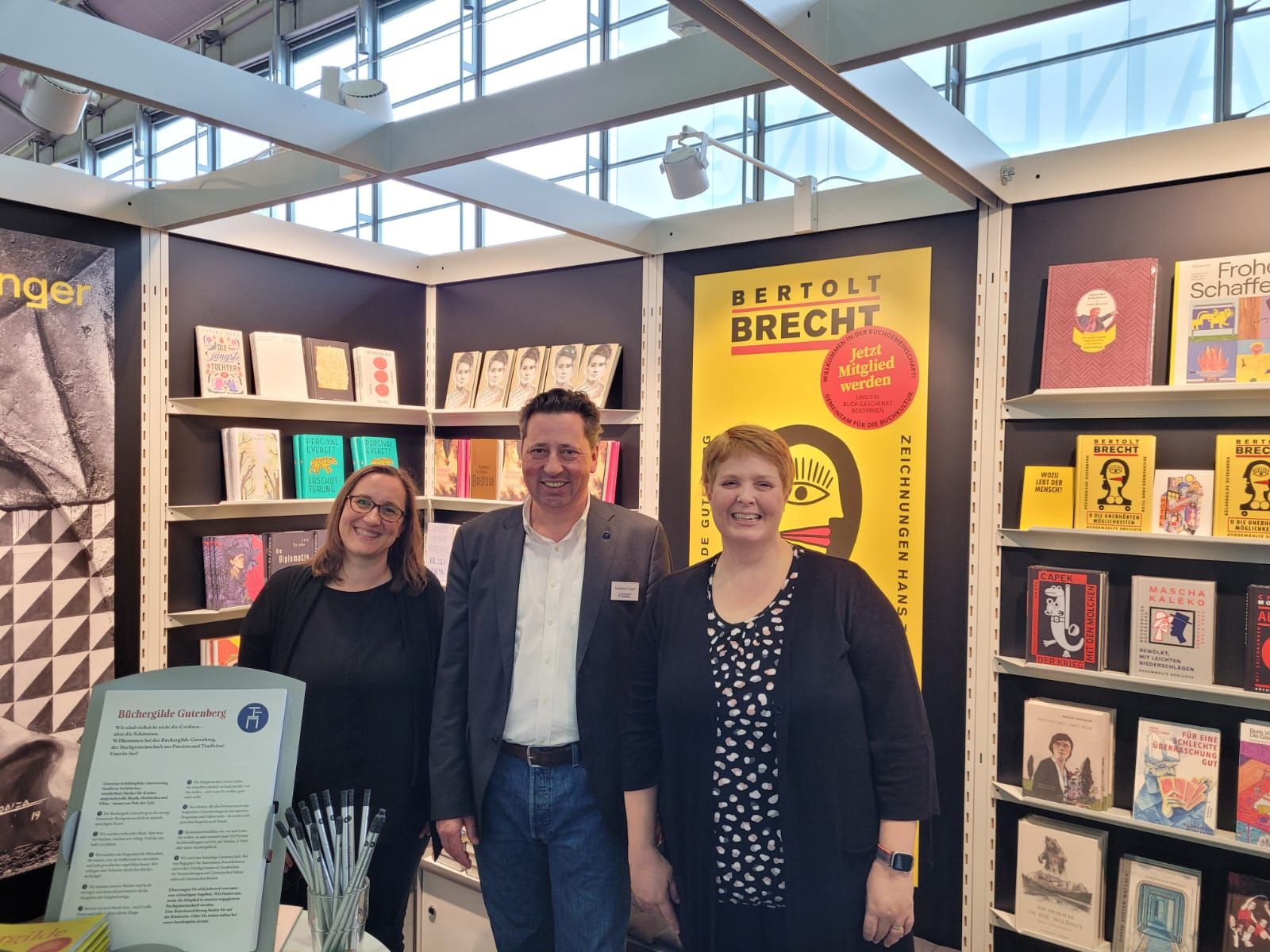 Anja & Meike von bookfriends4ever zusammen mit Alexander Elspas