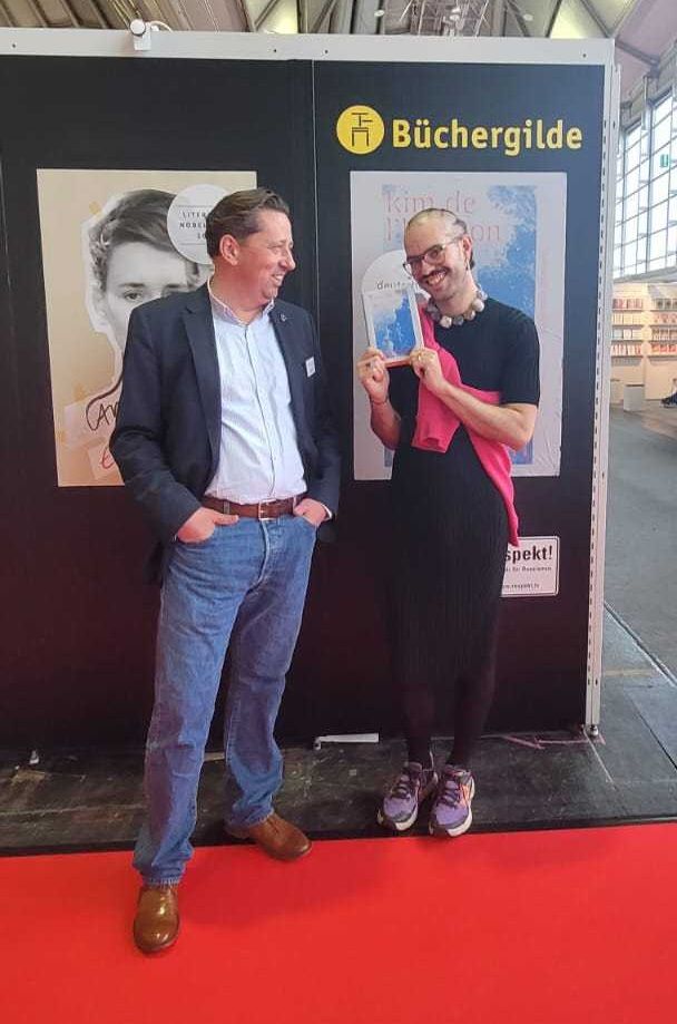 Kim de l'Horizon (r.) zusammen mit Alexander Elspas (Geschäftsführer Büchergilde)